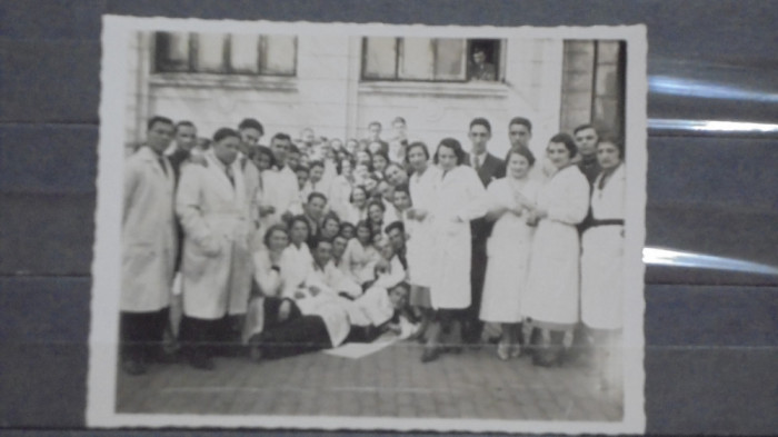 GRUP DE MEDICI SI INFIRMIERE IN FATA SPITALULUI BRANCOVENESC, ANII 1938- 40 -1