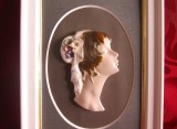 TABLOU CU RAMA LEMN SI CAMEE DIN CERAMICA 17.5 CM