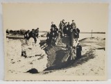 CHILIA NOUA , FOTOGRAFIE DE GRUP PE RUINE LANGA DUNARE , PERIOADA INTERBELICA