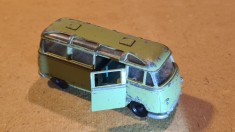 Macheta veche de colectie Siku V220 Tempo Matador Bus vernil cu usa laterala articulata, roti nasture, fabricata din zinc, Germania 1963-1969