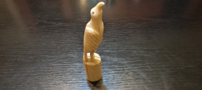 Sculptura in os, statueta foto