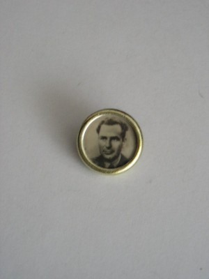 QW9 N3 67 - insigna - prsonalitati foto