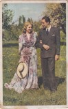 Fotografie colorizata infatisand o femeie in rochie cu volane si un barbat in