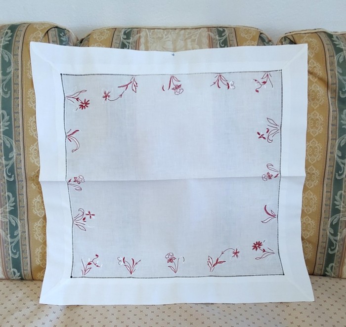 Centru de masa din bumbac cu broderie manuala florala