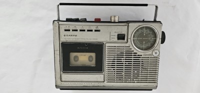 RADIOCASETOFON SANYO M 2402 -2LE , DEFECT . CITITI DESCRIEREA VA ROG FRUMOS . foto