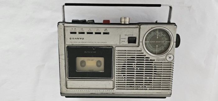 RADIOCASETOFON SANYO M 2402 -2LE , DEFECT . CITITI DESCRIEREA VA ROG FRUMOS .