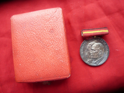 Medalie DDR Lupta impotriva fascismului 1933-1945 , argint sau metal argintat foto