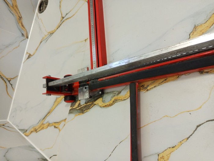 V&acirc;nd mașină de tăiat gresie și faianță profesională foarte puțin folosită cu laser inclus de 120 centimetri 18 kg plus inca una siri