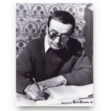 Geo Dumitrescu scriind la biroul său, fotografie realizată de Vasile Blendea, 1997