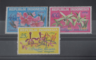 TS24/01 Timbre Indonesia Nestampilate Flori foto