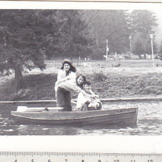 bnk foto Poiana Brasov - Cu barca pe lacul Miorita - anii `70