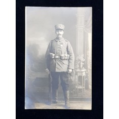 SOLDAT GERMAN CU ARMA SI DECORATIE , POZAND IN STUDIO , FOTOGRAFIE TIP CARTE POSTALA , MONOCROMA, PERIOADA PRIMULUI RAZBOI MONDIAL