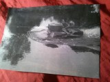 Fotografie de Presa oct.1935 Tanc amfibiu in exercitiu militar la Moscova ,dim.=26x15cm , usor uzata