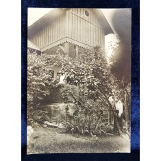 DOUA TINERE POZAND IN GRADINA , LANGA PRIDVOR, FOTOGRAFIE MONOCROMA, PE HARTIE CRETATA , PERIOADA INTERBELICA