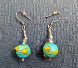 Pereche de cercei sfera mica din sticla murano prelucrata lampwork carlige argint albastru turcuaz si motive spiralate galben - verzi