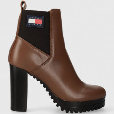 Tommy Jeans cizme de piele TJW NEW ESS HIGH HEEL BOOT femei, culoarea maro, cu toc plat, EN0EN02439