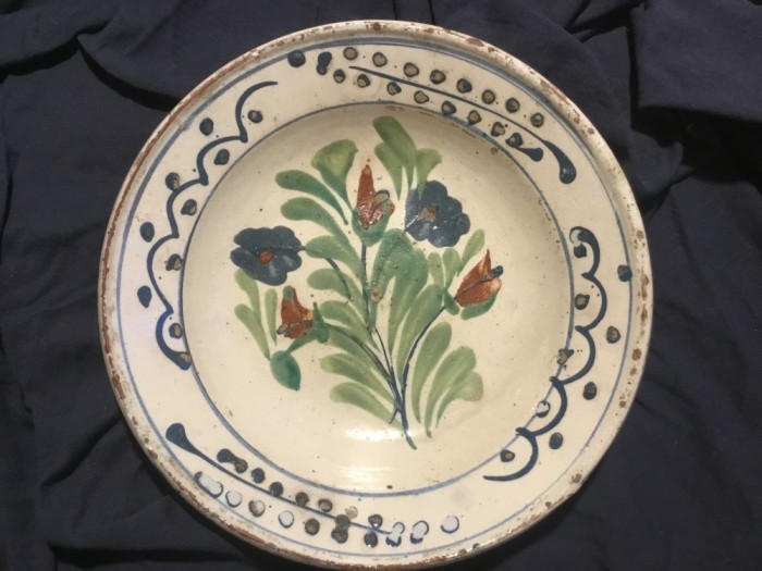 Design / Vintage - Farfurie deosebita cu flori realizata la Turda jud Cluj mijlocul sec XX !