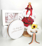 Cumpara ieftin Set Botez Traditional , Costum Traditional Fetite Floral , 4 piese costumas , lumanare, trusou si cufar