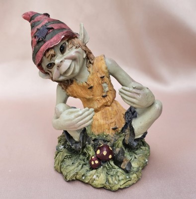 FIGURINA GNOM DIN RASINA foto