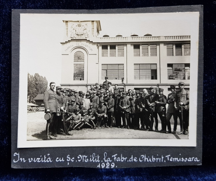 IN VIZITA CU SCOALA MILITARA LA FABRICA DE CHIBRITURI TIMISOARA , FOTOGRAFIE  DE GRUP , MONOCROMA, PRINSA PE CARTON , DATATA 1929 | Okazii.ro