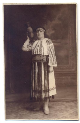 AD 1461 C.P.VECHE-TANARA TINUTA DE EPOCA-PORT POPULAR -FRAGMENT DE ZIAR PE VERSO foto