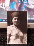 Țigancă t&acirc;nără cu cămașă &icirc;nflorată, Civilizație populară, circa 1940, 205, Necirculata, Fotografie