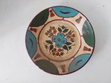 Farfurie ceramica, anii 80, lucrata manual, 19cm diametru, cu gauri pentru agatatoare