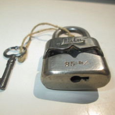 5057-Lacat mic metalic vechi marcat LULU 25mm. perioada cca 1900, functional.