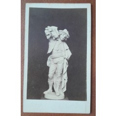 Fotografie tip CDV, sculptura tanar cu palarie