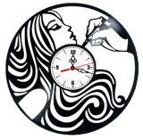 Ceas de perete decorativ realizat din disc de vinil, Model Makeup Artist Salon Infrumusetare Machiaj, Negru, 30 cm