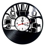 Ceas de Perete Decorativ &ldquo;Beauty Salon &amp; Nails Art&rdquo;, din Disc Vinil Reciclat, Design Siluetă Feminină și Accesorii, Negru, Mecanism Silențios (Sweep),