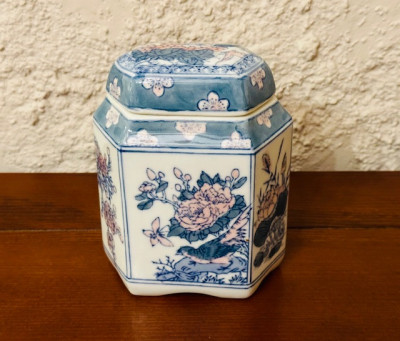 CUTIE HEXAGONALA CU CAPAC, PICTATA MANUAL CU FLORI SI PASARI- PORTELAN CHINEZESC foto