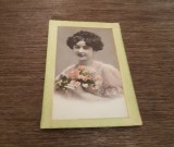 Carte poștală vintage Portret feminin elegant cu flori