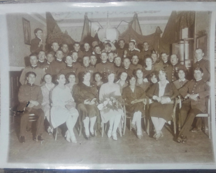 Ofiteri si doamne la popota Regimentului 7 Pionieri, Timisoara// fotografie 1928