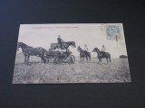 Carte Poștală Vintage Franța - Saumur &bdquo;Școala de Cavalerie&rdquo; Soldați Călare și Căruță(posibil perioada 1900-1940), Circulata, Printata