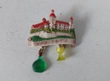 Insigna vintage -Wurzburg. - castel cu sticla si pahar - plastic, ac metalic, colectie, 5x5cm