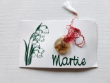 Martisor vechi romanesc, anii 80, floare naturala usacata prinsa in rasina sintetica in forma de lacrima, colectie