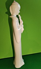 Delicată figurină, bibelou din porțelan alb 16 cm h /4 cm statueta chinezoaica c&acirc;nt&acirc;nd la un fluier tradițional asiatic. Stare impecabilă W