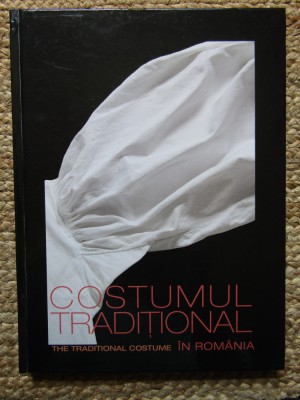 Costumul traditional in Romania / Traditional Costumes in Romania | Georgeta Rosu, Maria Magiru foto