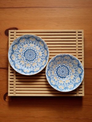 Set veselă ceramică cu model floral simetric foto