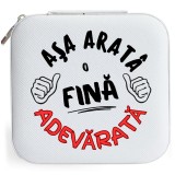 Cutie de bijuterii portabila, personalizata pentru fina, Asa arata o fina adevarata, 10x10x5 cm, alba