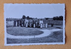 fotografie veche de colectie, perioada regala, anii 1920, imagine cimitir, serviciu religios - foto Maksay - Galati