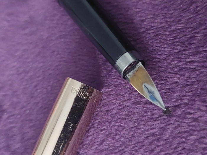 Stilou made in CHINA,STILOU CHINEZESC vintage,Corp Negru-capac Auriu,int.Negru,stilou SUPERHERO 221