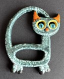 Pisicuta - ornament de Craciun, decoratiune stilizata din ceramica pictata si emailata