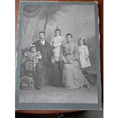 Fotografie pe carton, familie perioada interbelica