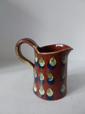 Cană ceramică pictată manual, model picături abstracte pe fond cărămiziu, semnată pe fund cu inițiale &ndash; obiect decorativ / utilitar vintage, 13 cm