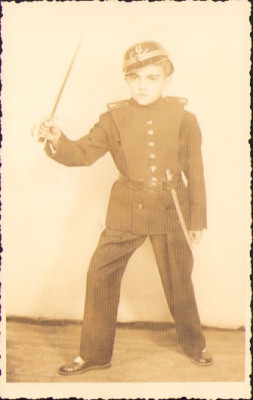 HST P1361 Poză copil cu sabie &amp;icirc;n uniformă 1939 studio Klein Brașov foto