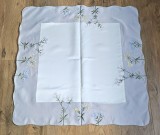 FATA DE MASA DIN MATERIAL SINTETIC CU MODEL BRODERI MECANIZATA