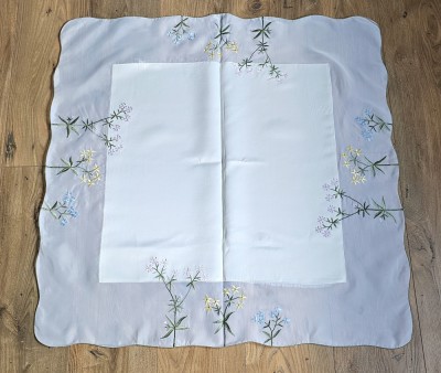 FATA DE MASA DIN MATERIAL SINTETIC CU MODEL BRODERI MECANIZATA foto