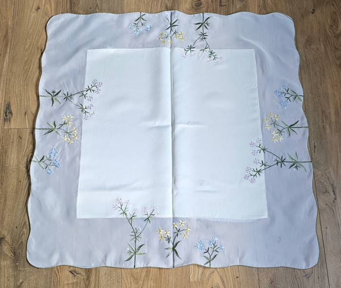 FATA DE MASA DIN MATERIAL SINTETIC CU MODEL BRODERI MECANIZATA